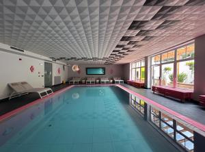 ein großes Schwimmbad in einem Gebäude in der Unterkunft Frida am Wald in Rasùn di Sotto