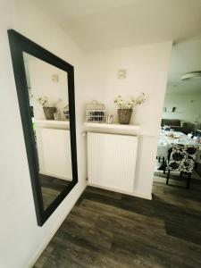 ズンデルンにあるFerienwohnung Gute Zeitの室内の鏡