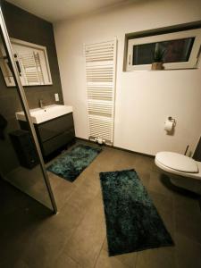 ズンデルンにあるFerienwohnung Gute Zeitのバスルーム(洗面台、トイレ、ラグ2枚付) +4枚の写真