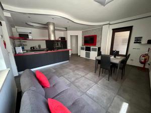 a living room and kitchen with a couch and a table at La casa di Pepi in Gualdo Tadino