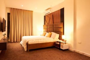 a bedroom with a large bed in a hotel room at 233 Boulevard by QUAO REALTY in Accra +47 photos