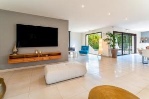 TV a/nebo společenská místnost v ubytování Villa Au Bord Du Gardon