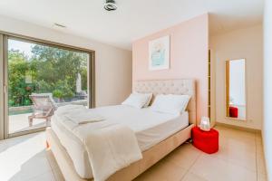 Postel nebo postele na pokoji v ubytování Villa Au Bord Du Gardon + 23 fotografií