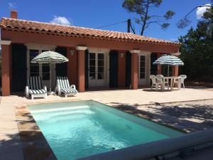 a small swimming pool in front of a house at Le Putt-Tee Bastidon in Nans-les-Pins