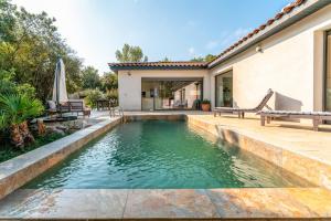une piscine dans l'arrière-cour d'une maison dans l'établissement Villa Au Bord Du Gardon, à Russan