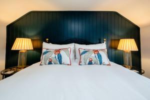 Postel nebo postele na pokoji v ubytování Rose Cottage, Blaxhall - Near Snape Maltings, Orford, Thorpeness & Aldeburgh - Aldeburgh Coastal Cottages