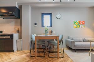 Kuchyň nebo kuchyňský kout v ubytování Hopetree難波今宮