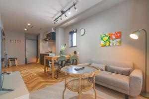 Posezení v ubytování Hopetree難波今宮