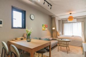 Posezení v ubytování Hopetree難波今宮