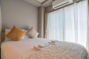 Postel nebo postele na pokoji v ubytování Hopetree難波今宮