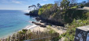 una playa con una valla junto al océano en L'abri côtier, calme, en Plougonvelin