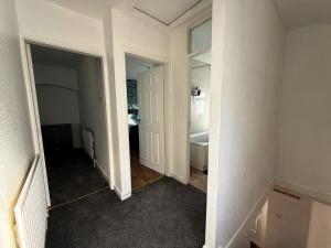 Exhallにある3 Bedroom House Near Arenaのドアとバスルームが備わる空の部屋 +10枚の写真