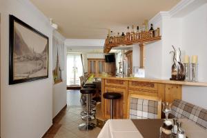 una cucina con bancone e sgabelli in una stanza di Hotel Garni Valülla a Ischgl Altre 22 foto