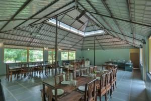 Un comedor con mesas y sillas de madera. en KP Group of Hotel - RAM BAGH Udaipur, en Udaipur