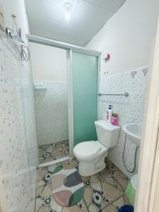 Koupelna v ubytování Budget Sweet Escape at San Marino Residences