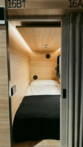 Ένα ή περισσότερα κρεβάτια σε δωμάτιο στο GettSleep Aeropuerto Barajas - Madrid - Terminal T4S - después del control de seguridad +6 φωτογραφίες