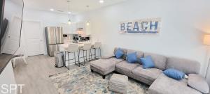 Una sala de estar con un sofá y una cocina. en Villas de Laguna 2, en South Padre Island