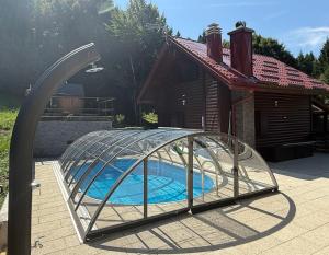 Bazén v ubytování Kuća za odmor Cozy Bear Cabin nebo v jeho okolí