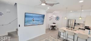 sala de estar con TV colgada en la pared en Villas de Laguna 1, en South Padre Island