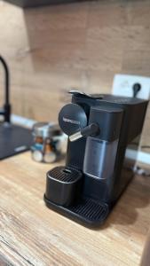 Příslušenství pro přípravu čaje a kávy v ubytování Dominichos Apartments