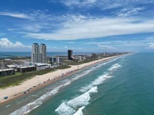 Una vista aérea de una playa con edificios y el océano. en Villas de Laguna 4, en South Padre Island