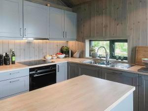 Η κουζίνα ή μικρή κουζίνα στο Enjoy The Calm Setting Of This Cozy Family Cabin +19 φωτογραφίες