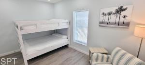 Litera blanca en habitación con sofá en Villas de Laguna 4, en South Padre Island 94 fotos más