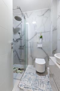 Un baño con ducha, inodoro y lavabo. en Aura Zafiro, en Budva