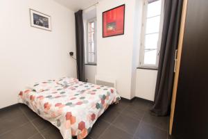 Ένα ή περισσότερα κρεβάτια σε δωμάτιο στο Studio Très Calme Tout Equipé au Centre du Village