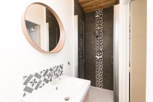 Ένα μπάνιο στο Studio Très Calme Tout Equipé au Centre du Village