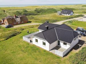 une vue de tête sur une maison blanche dans un champ dans l'établissement Luxury Spa Retreat by Sea - By Traum Ferienwohnungen, à Vrist 22 autres photos