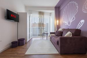 a living room with a brown couch and a window at Conchiglia design vista mare/spiaggia+parking in Diano Marina