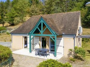 a small cottage with a table in front of it at Grande maison adaptée in Figeac