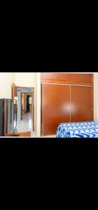 Un dormitorio con una cama con cabecero de madera. en La casa de stella, en Rosario de la Frontera