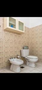 un baño con inodoro y bidé en La casa de stella, en Rosario de la Frontera
