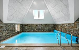 - une piscine dans une maison dotée d'un plafond voûté dans l'établissement Lovely Home In Ringkøbing With Sauna, à Ringkøbing 22 autres photos