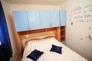 1 dormitorio pequeño con 1 cama con 2 almohadas en Apartment Mile, en Zadar