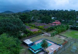 Πισίνα στο ή κοντά στο Clover Holiday Village Coorg Resort by VOYE HOMES