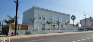 una casa blanca al costado de una calle en Villas de Laguna 3, en South Padre Island