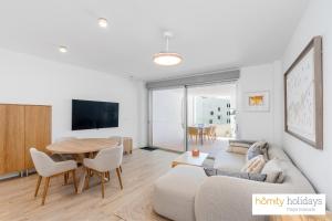 una sala de estar con un sofá y una mesa en Homity Holidays - Playa Granada - Mar de Fabiola, en Motril