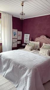 トレブルにあるLa!Maison am Rheinの紫の壁のベッドルーム1室(白い大型ベッド1台付) +59枚の写真