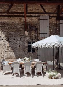 トレブルにあるLa!Maison am Rheinの木製テーブル(椅子、傘付)