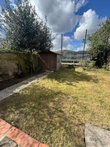 een hek voor een tuin met een boom bij Home from Home in Belfast in Belfast +6 foto's