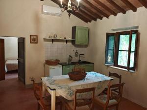 eine Küche mit Tisch und Stühlen und eine Küche mit Spüle in der Unterkunft 4 stagioni primavera in Piana + 8 Fotos