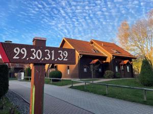 un panneau de rue devant une maison dans l'établissement Ferienhaus im Naturerlebnisdorf Blauvogel, à Hasselfelde