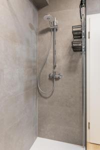 a shower with a shower head in a bathroom at Ems-Suite 03 I City I WiFi I 4 Personen I Klimaanlage in Warendorf