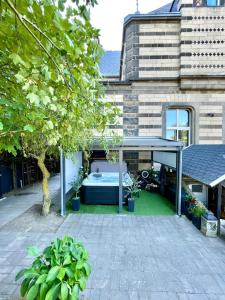 Budova, kde se vila nachází