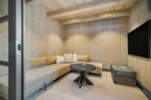 ein Wohnzimmer mit Sofa und Tisch in der Unterkunft Modern Log Cabin For Whole Family At Geilo in Geilo