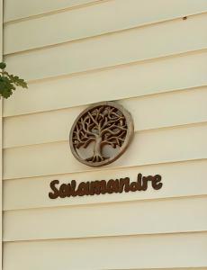 una señal en el costado de una casa en Salamandre, en Sainte-Croix-du-Verdon