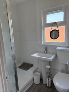 Et badeværelse på Two Bedroom Chalet